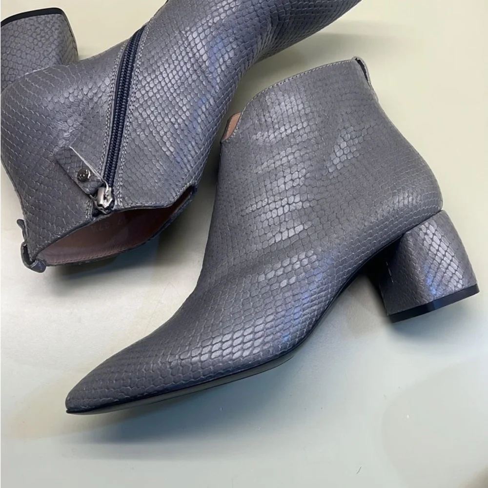 Agl MADE IN ITALY LEATHER Gray Textured Ankle Boots with V-Shaped Opening - Picture 5 of 10